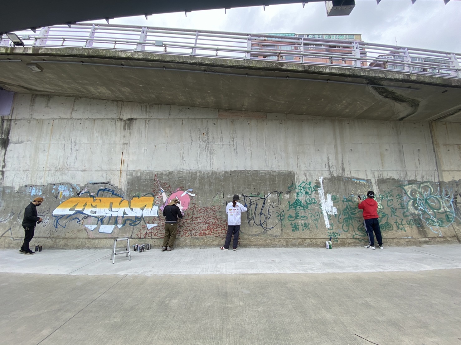 博愛陸橋堤外塗鴉牆提供中永和民眾揮灑創作空間