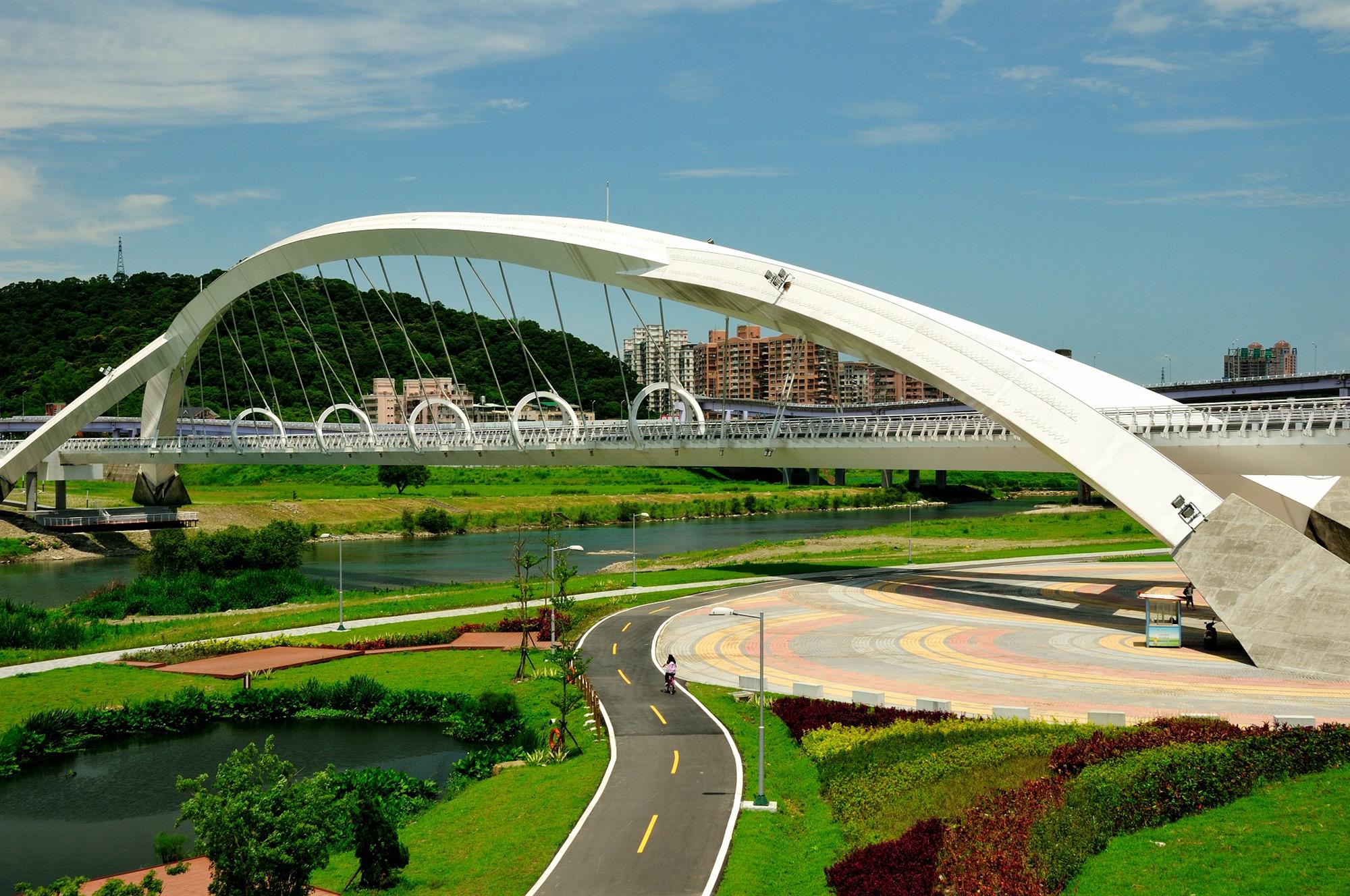 陽光橋是新北市第一座專供行人及自行車通行的跨河景觀橋