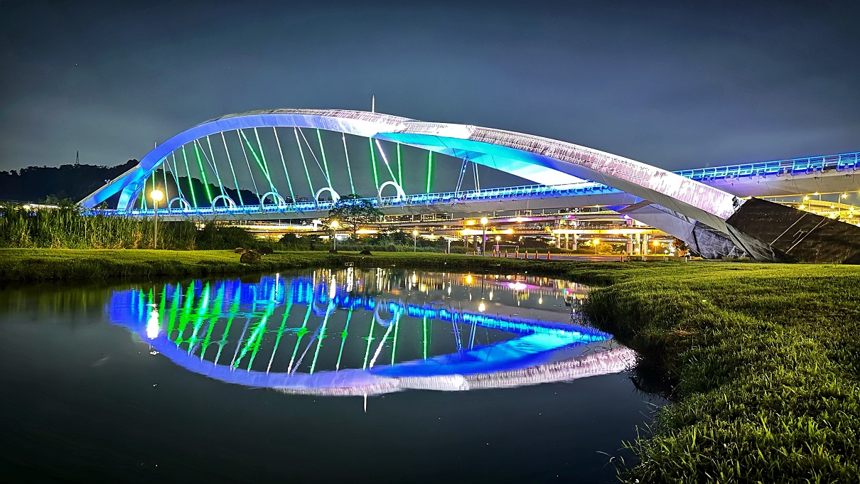09-陽光橋燈光照映在河面上的景致