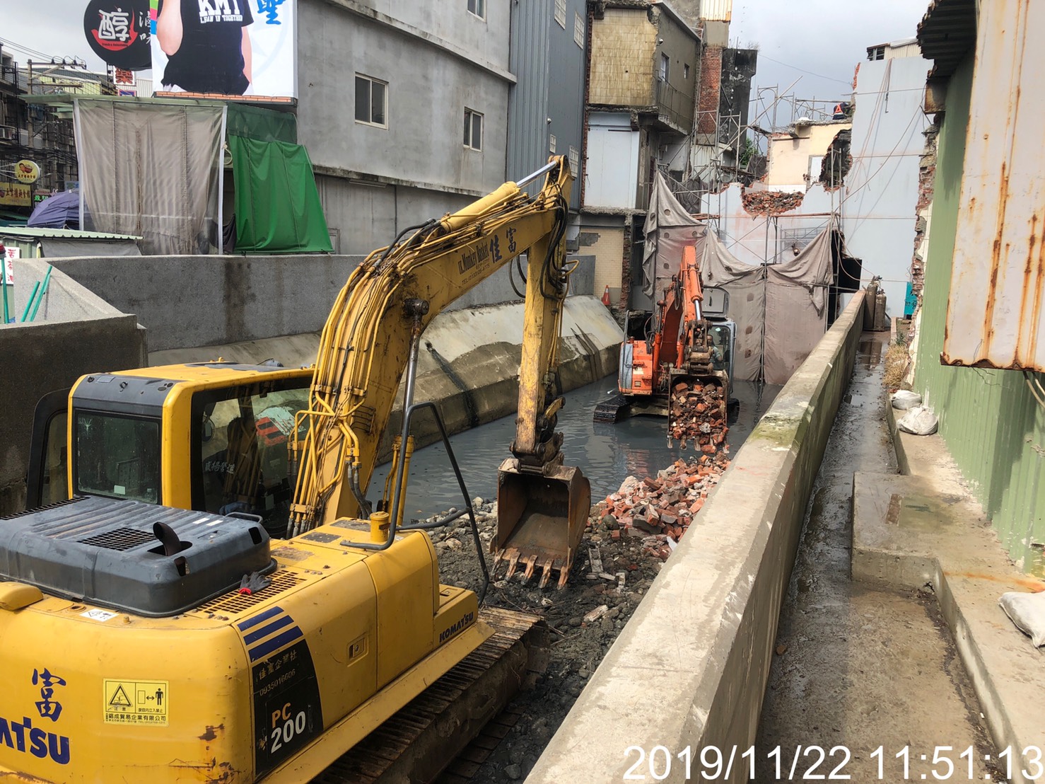 新北市政府在11月14日進場拆除存於東門溪河道已久之阻水建物