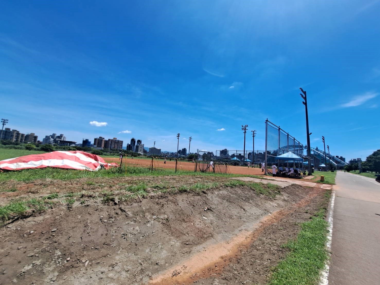 中正綠光壘球場