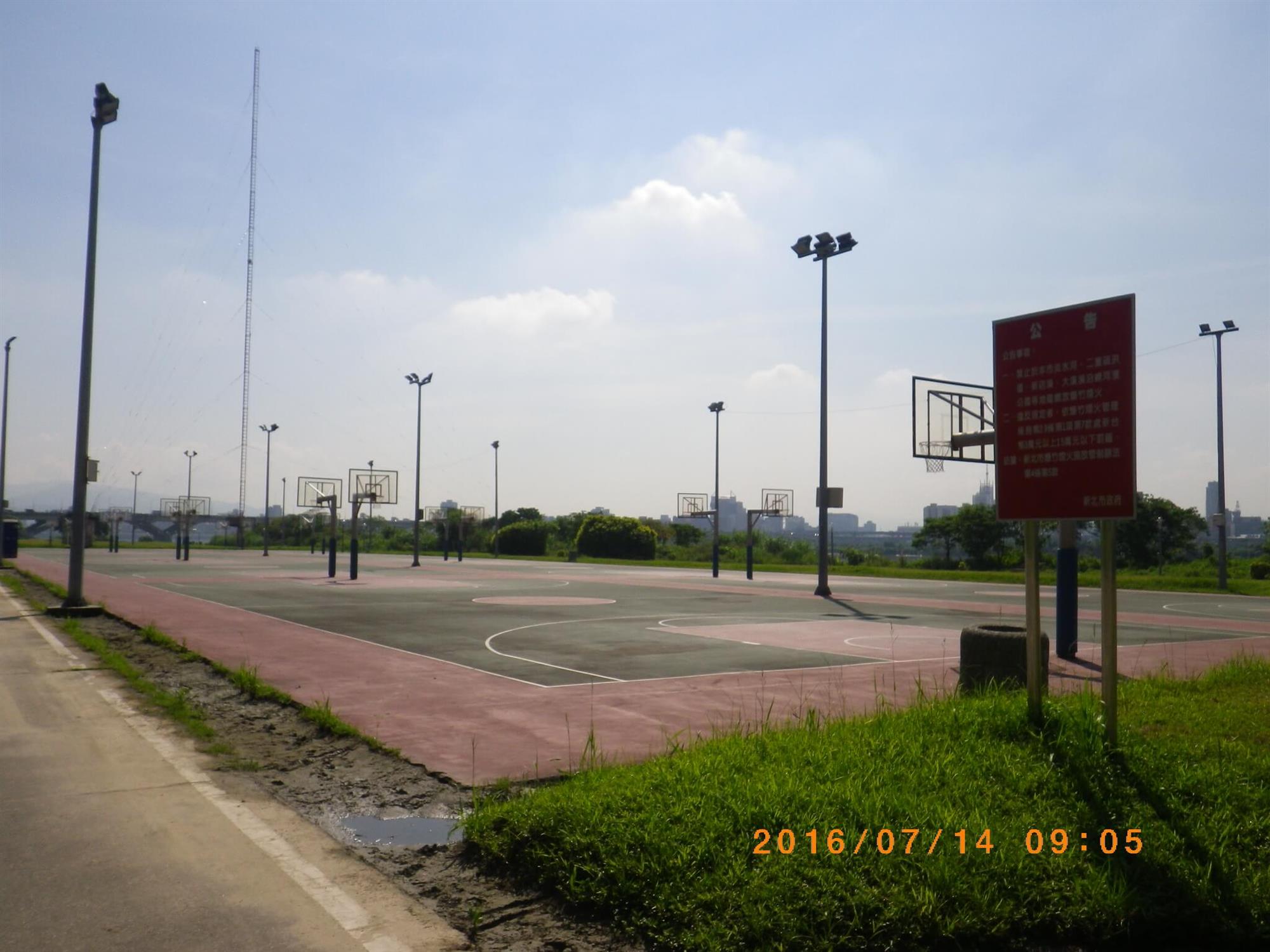 中興橋旁籃球場