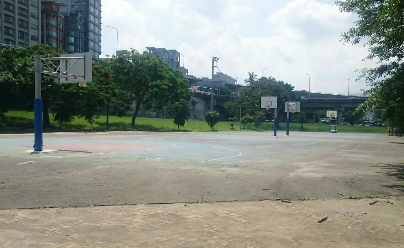 小碧潭籃球場 (上游近高速公路橋)