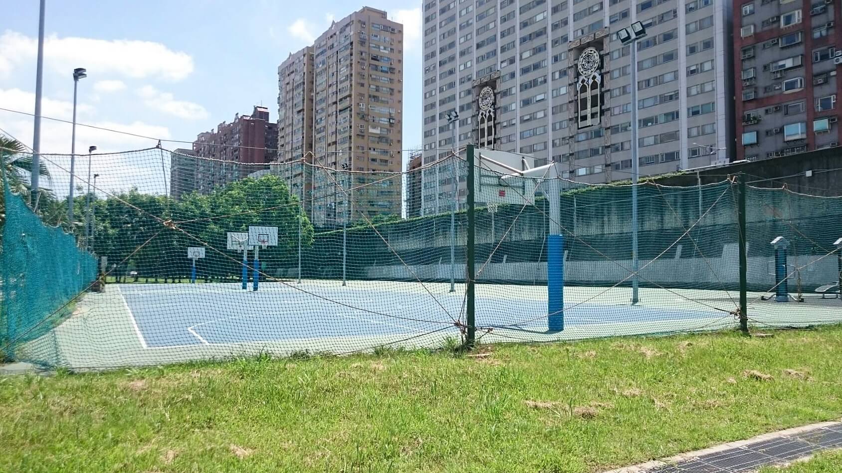 瓦窯溝旁籃球場