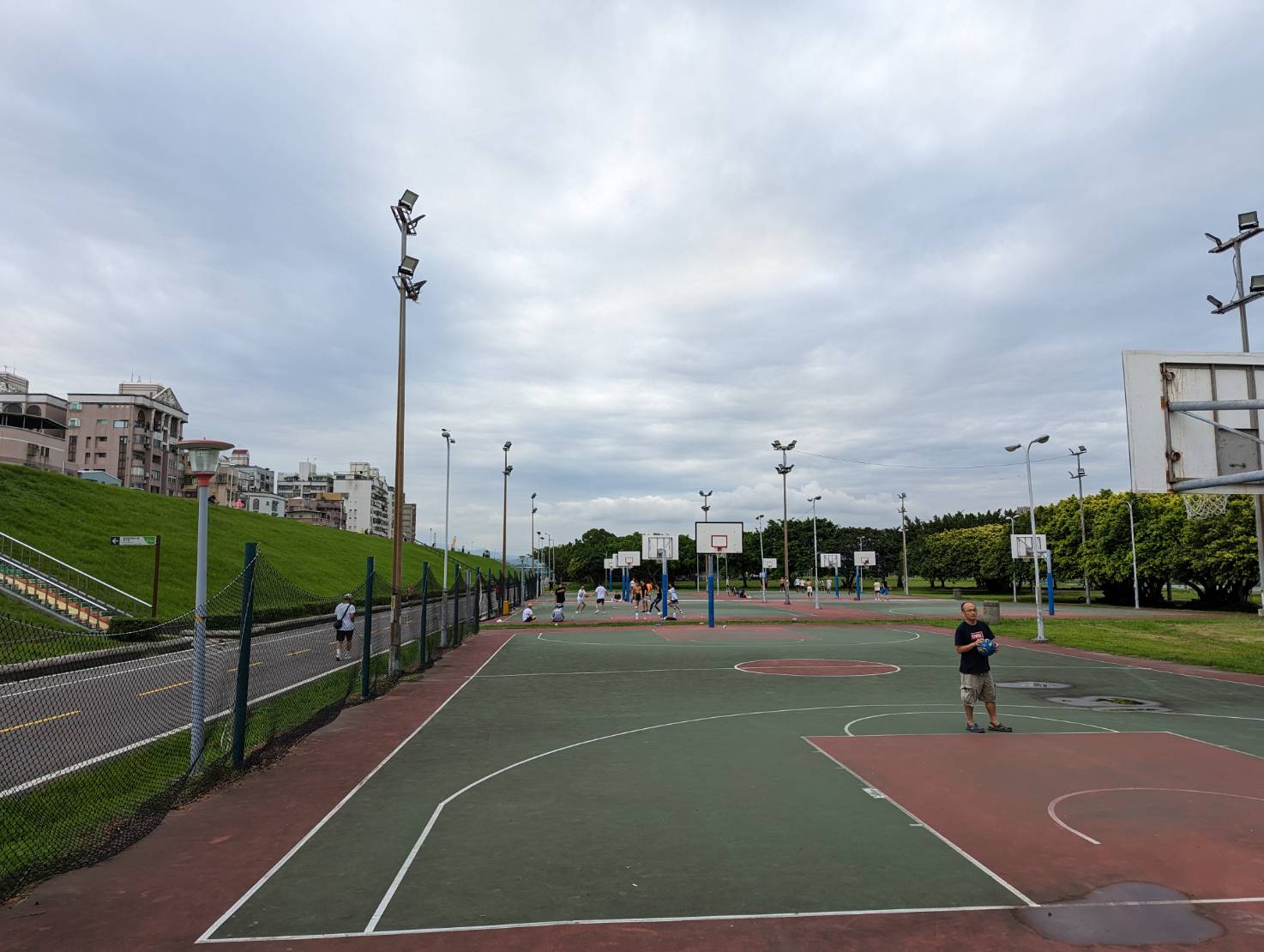 蘆堤籃球場(北側)