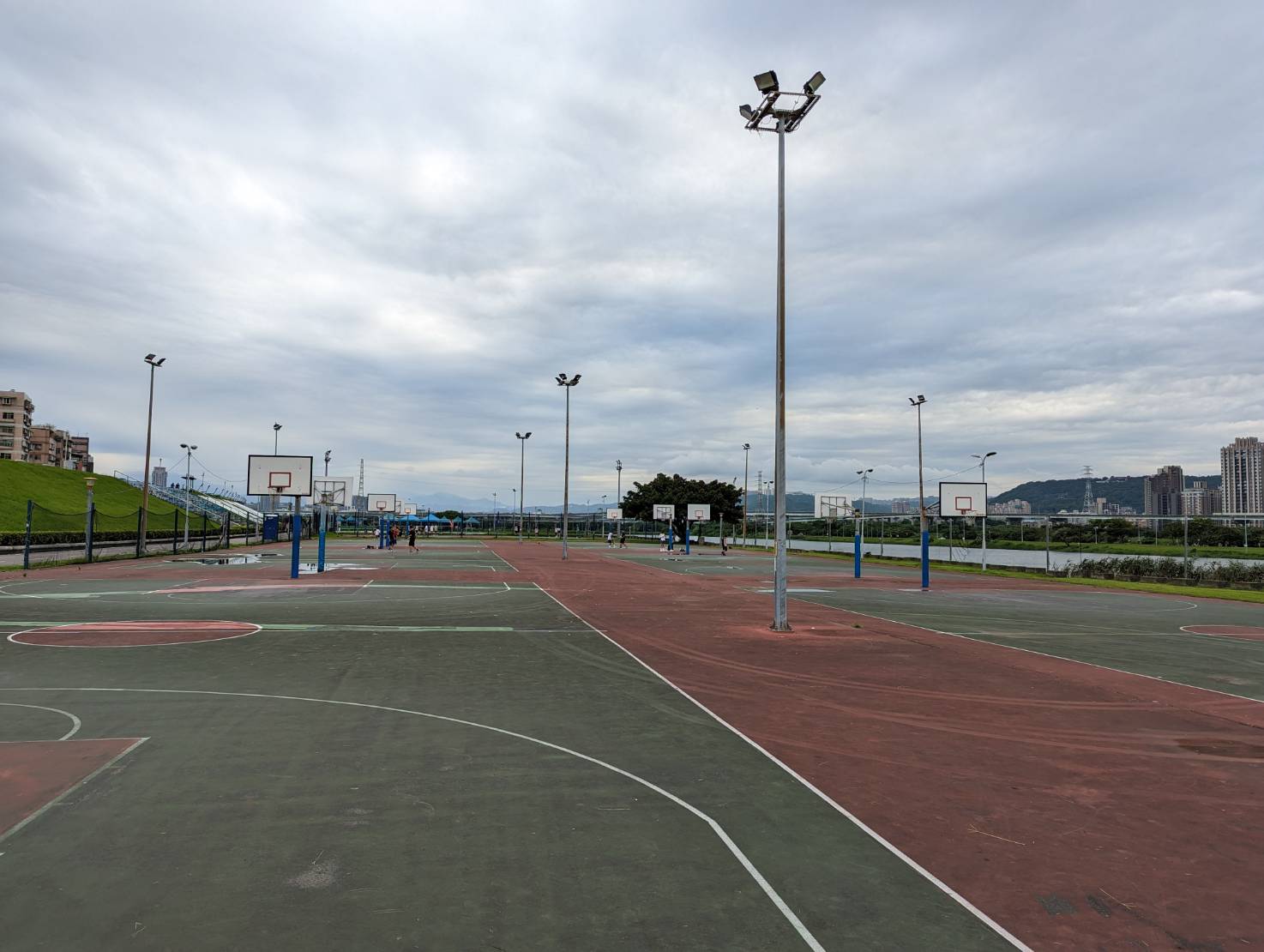 蘆堤籃球場(南側)