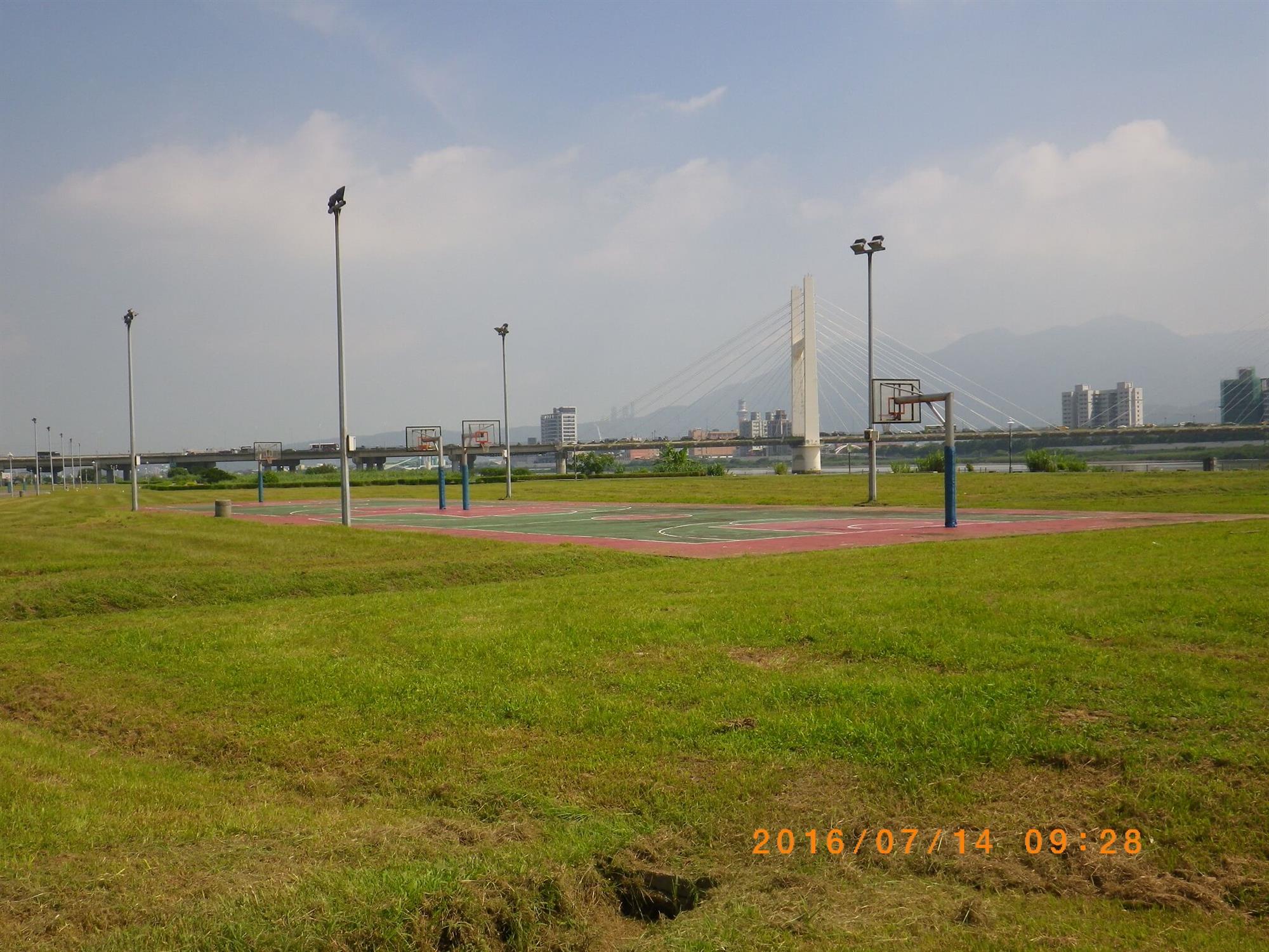重陽橋旁籃球場