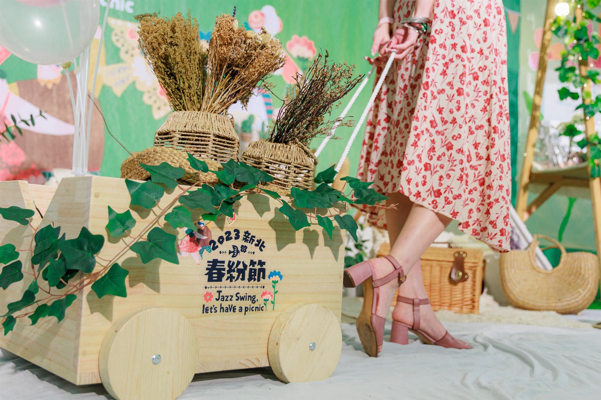 參與春神選拔活動即有機會獲得百貨商品券壹萬元、文青木作小拉車。