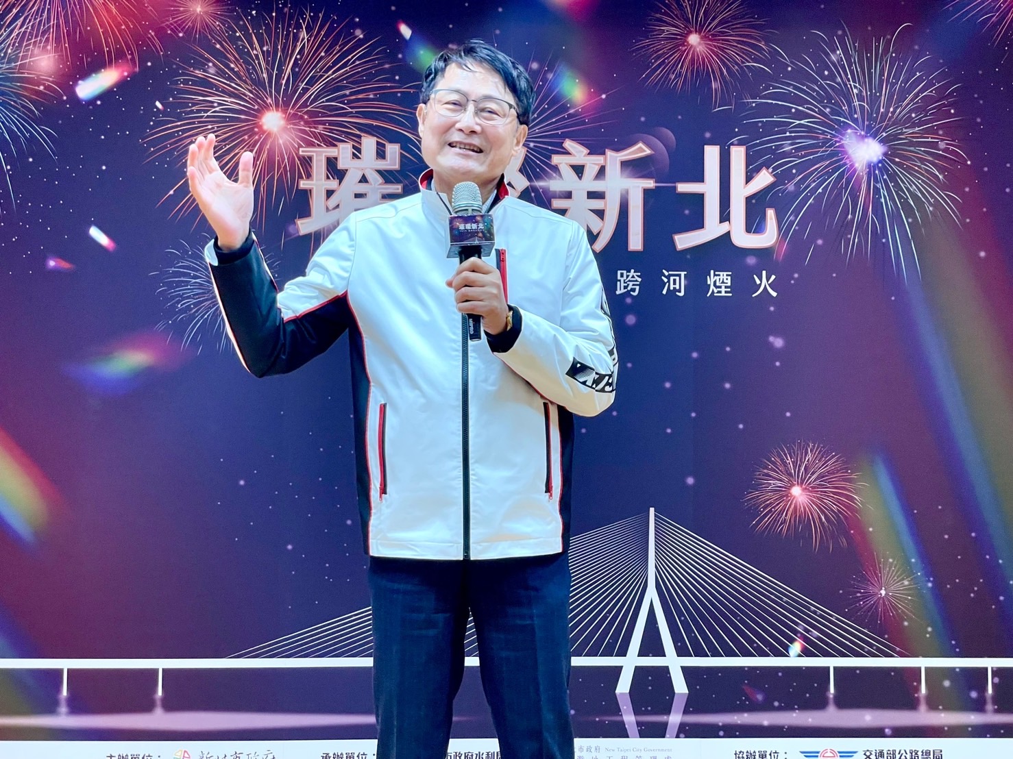 新北市副市長陳純敬表示新北跨河煙火選在淡江大橋施放，並以友善、親子為目標
