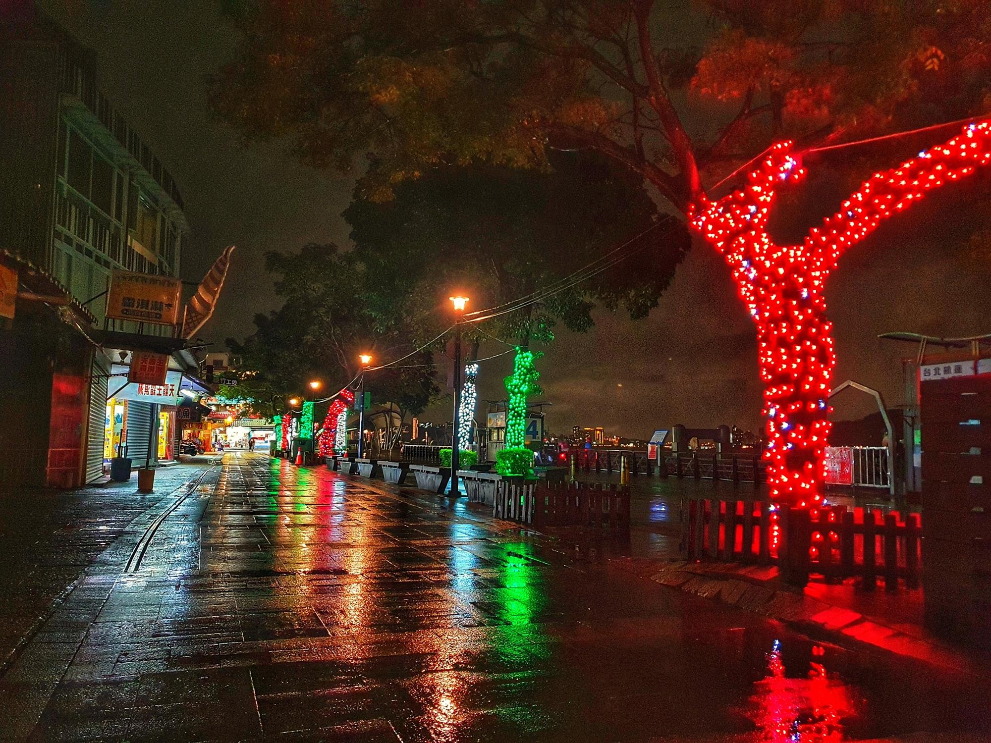 紅綠白的燈光配色，行道樹彷彿一位位舞動的舞者