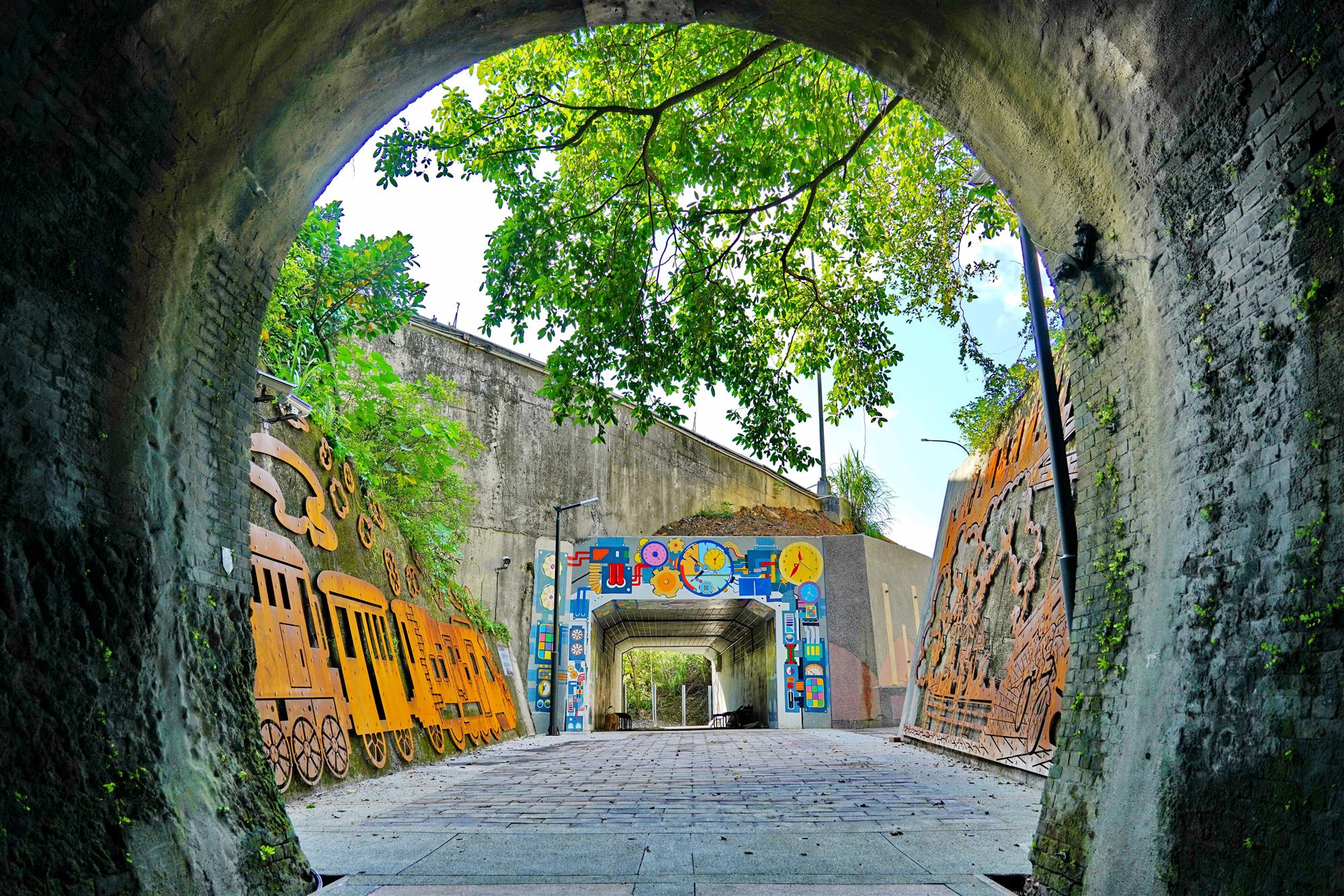 五堵台鐵舊隧道-時光機彩繪牆