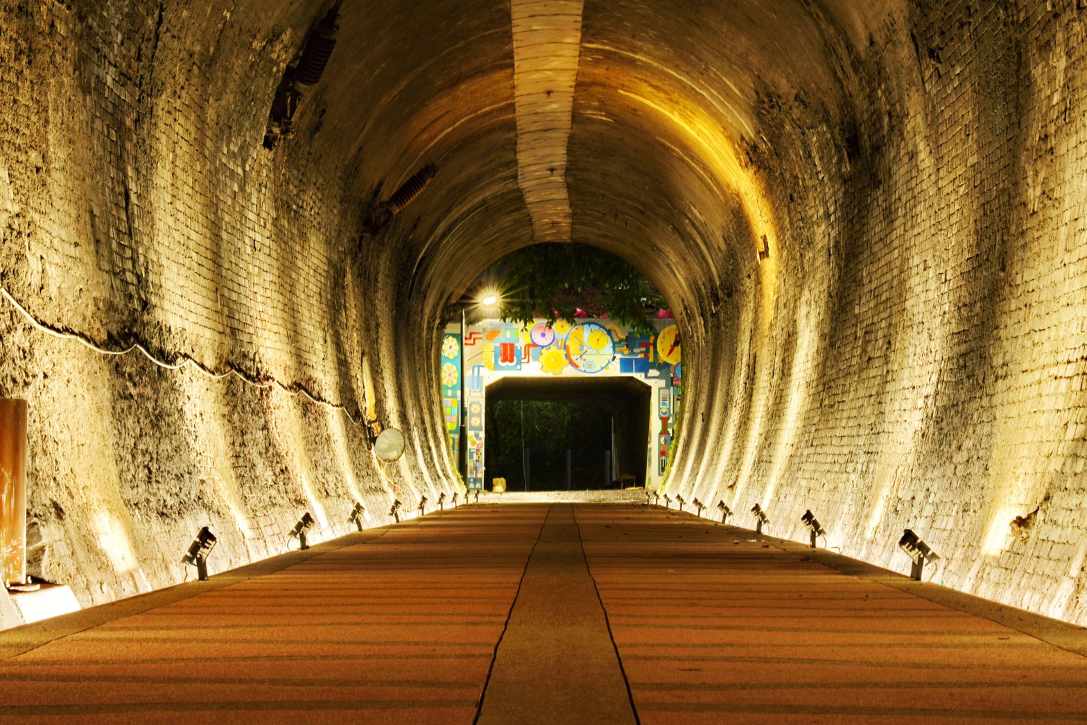 新北市政府利用台鐵五堵隧道活化再利用，讓廢棄隧道再現光明，化身自行車步道