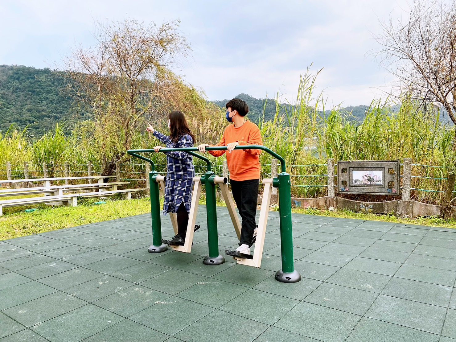 鶯歌山水步道體健及遊具設施-下肢訓練如雙人漫步器