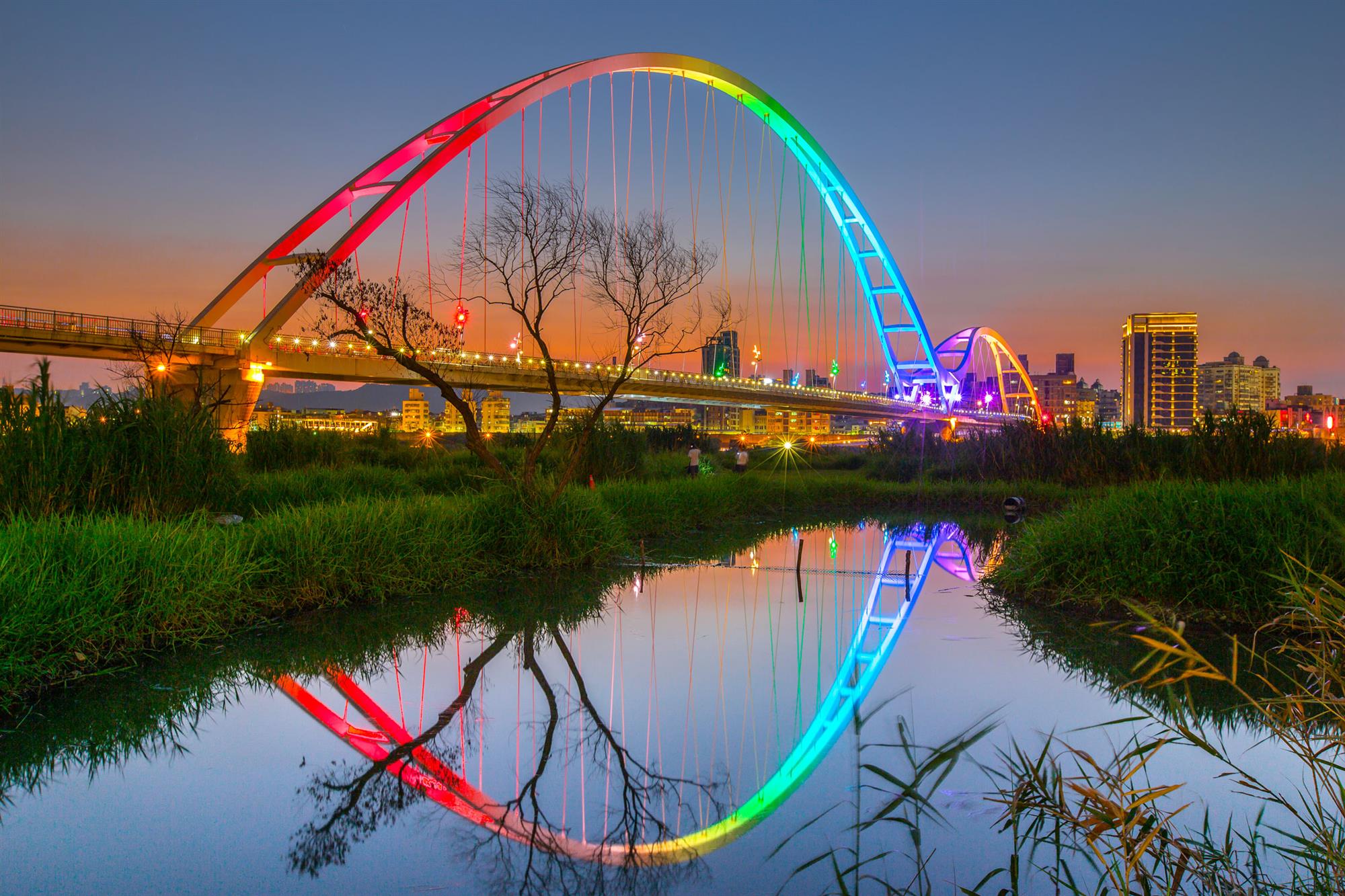 閃亮彩虹新月橋