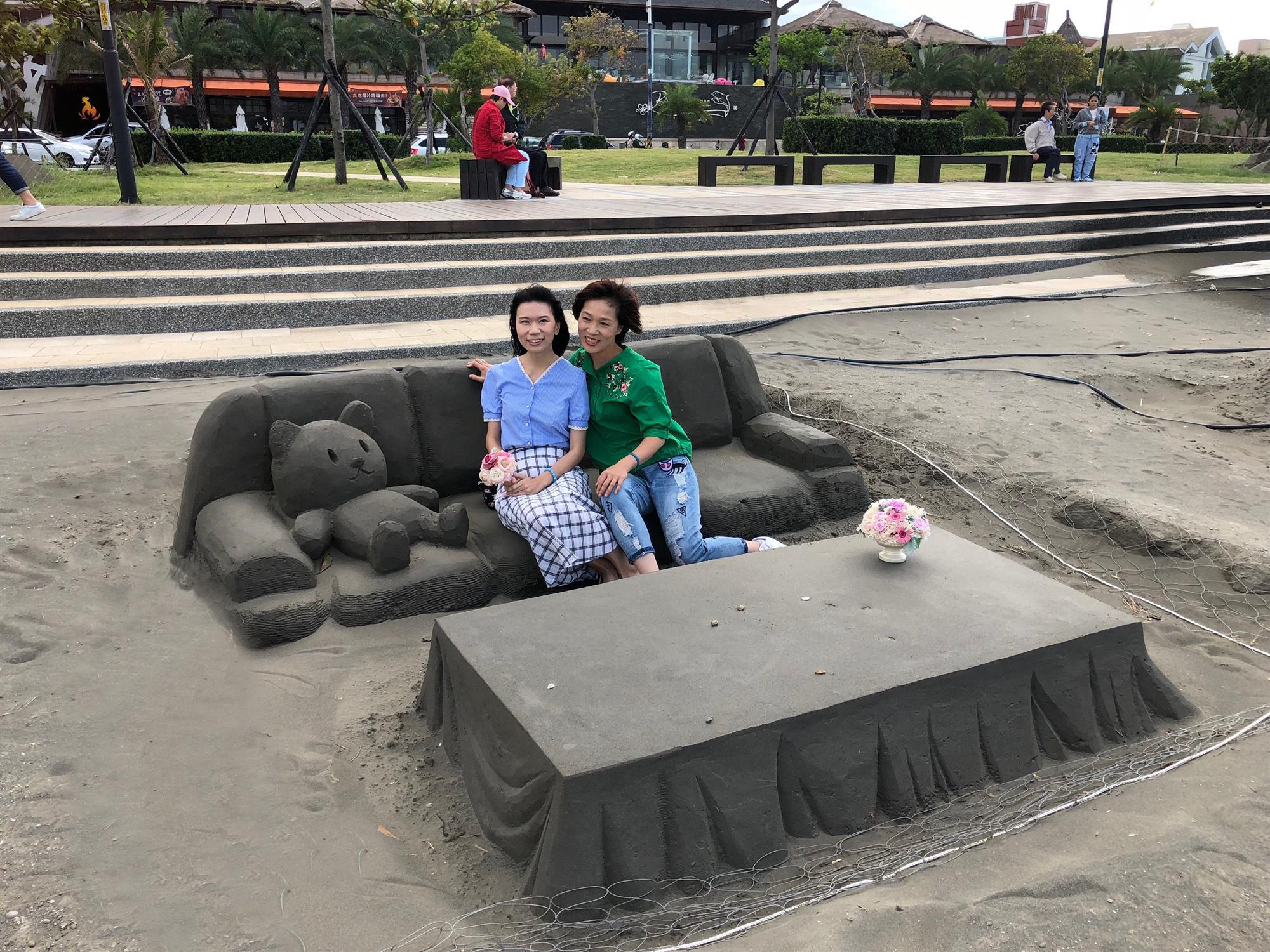 用沙雕塑而成的沙發
