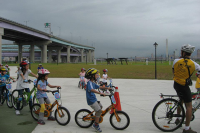 單車超人營華江開課  小超人騎單車遨遊天際