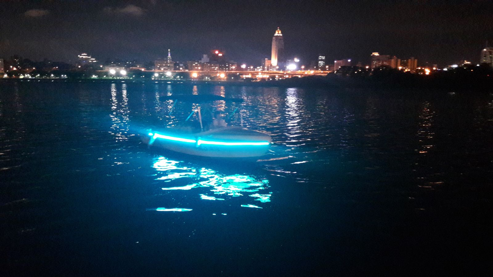 夜間的遊艇