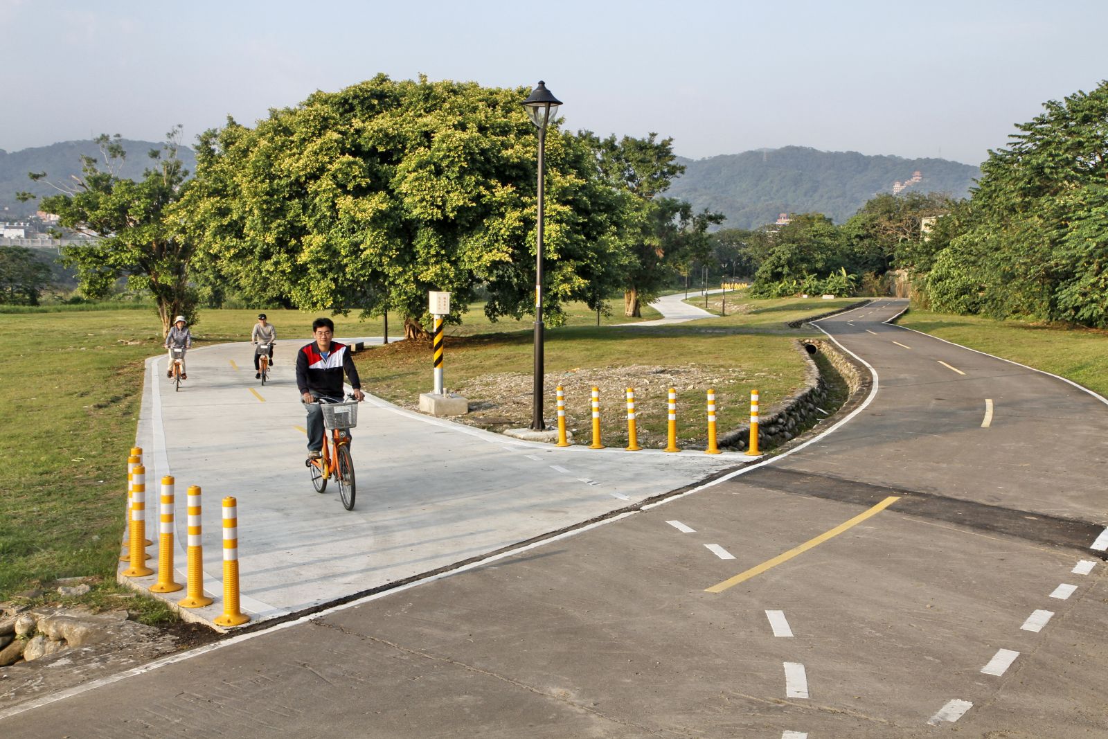 民眾體驗新自行車道