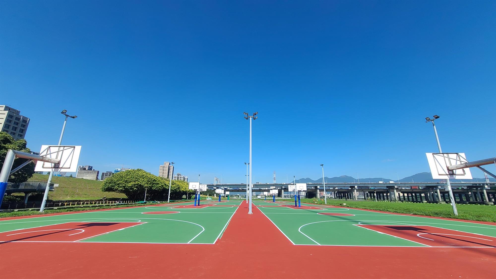 三重龍門路堤防籃球場一直是市民熱愛的運動場地